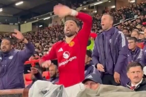 渴望勝利！B費(fèi)對陣切爾西被換下后在替補(bǔ)席很著急，大聲呼喊隊(duì)友