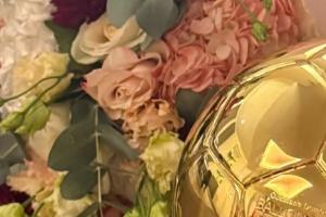 頒獎典禮未見身影！登貝萊妻子INS曬出一束鮮花和金球獎獎杯