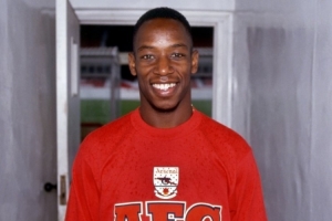 34年前的今天伊恩-賴特加盟阿森納，為槍手出戰(zhàn)288場185球31助