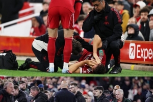 揪心！TA：萊奧尼被抬下時緊抓隊醫(yī)的手；紅軍現(xiàn)在僅有3名中衛(wèi)