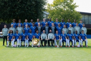 切爾西官推曬全家福拍攝花絮：教練玩庫庫雷利亞頭發(fā)