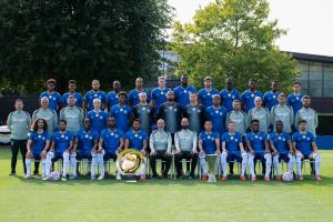 好多人啊！切爾西拍攝全家福：加納喬等新援均亮相，兩座獎(jiǎng)杯出鏡