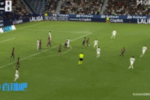 神來之筆??維尼修斯右腳彈射破門，進球后跳舞+親吻隊徽慶祝