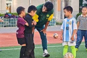 國(guó)安球員走進(jìn)北京小學(xué)翡翠城分校，開(kāi)展足球公益課活動(dòng)