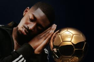 排面！登貝萊與金球獎(jiǎng)獎(jiǎng)杯合影 再次做出晚安致敬庫(kù)里