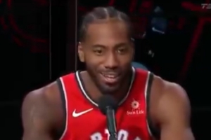 名場(chǎng)面！7年前的今天：小卡發(fā)布會(huì)自稱“Fun guy” 發(fā)出魔性笑聲