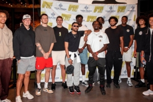 籃球場(chǎng)外繼續(xù)配合！老鷹隊(duì)友參加特雷-楊基金會(huì)匹克球活動(dòng)