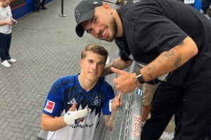 漢堡后衛(wèi)武什科維奇失良機(jī)怒砸球門(mén)致手指骨折，隨后攻入賽季首球