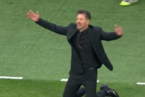 兒子我給你跪了??小小西蒙尼空門踢中橫梁，西蒙尼崩潰攤手跪地