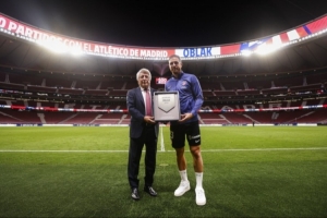 奧布拉克代表馬競出戰(zhàn)500場里程碑，塞雷佐為其頒發(fā)紀念牌匾