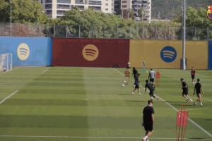 巴薩對陣奧維耶多賽前最后一練，萊萬帥氣凌空側鉤破門