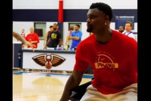 鵜鶘訓(xùn)練營(yíng)首日 錫安像是在飛&敏捷性大幅度提升 普爾盧尼亮相