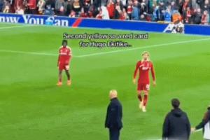 無(wú)語(yǔ)…埃基蒂克染紅離場(chǎng)從斯洛特身后走過(guò)，后者全程背身沒(méi)搭理他