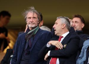 目睹球隊失利！郵報：拉特克利夫現(xiàn)場見證尼斯輸球，面色凝重