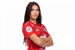 嫌薪資太低！歐洲一女足球員加入WWE，但因薪資太低選擇退出