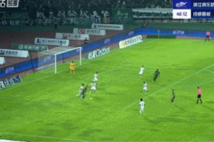 碰到?jīng)]？卡列洛精彩低射擦立柱偏出，劉殿座倒地?fù)渚龋门信虚T球