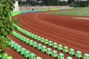 更近距離觀賽！川超內(nèi)江主場跑道內(nèi)擺放了塑料矮凳