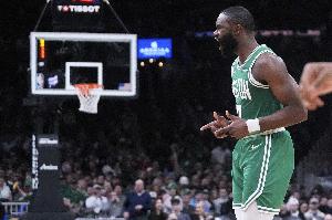 比爾-西蒙斯：布朗下賽季將場(chǎng)均32分 他多4次出手就拿30分了