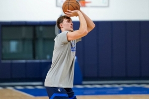 期待新賽季表現(xiàn)！獨(dú)行俠官方曬球隊(duì)訓(xùn)練照：狀元弗拉格在列