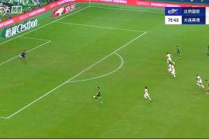 這都沒進(jìn)！塞鳥單刀一片開闊地，最后調(diào)整射門一腳踢飛