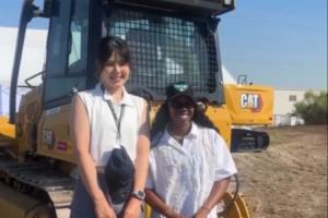 瘦了？李月汝出席飛翼訓(xùn)練場(chǎng)的開工儀式 小寶受傷位置還戴著護(hù)具