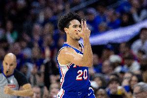 手指韌帶撕裂！馬克西：為麥凱恩惋惜 他心態(tài)積極訓(xùn)練極其刻苦