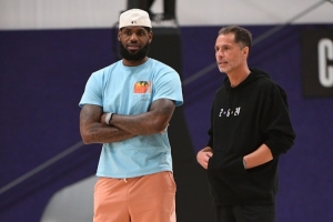 隊記：我問佩林卡假如明年老詹想跟湖人續(xù)約？他避談續(xù)約只說退役