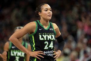 還得靠你！娜菲莎-科利爾半場(chǎng)9中6拿到全隊(duì)最高的13分 另有3板