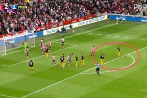 該傳的！庫尼亞直接打門未傳球，B費不滿角球進攻仍在與前者交流