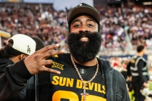 哈登回母校看橄欖球賽！離譜的是他還閃現(xiàn)接近同時(shí)開打的WNBA比賽