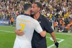 老友相見！C羅擁抱前來(lái)觀戰(zhàn)的費(fèi)迪南德，兩人親切交流