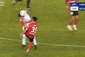 差點(diǎn)一次防守兩張紅牌！彭欣力抬腳過(guò)高踢到對(duì)手面部，吃到黃牌
