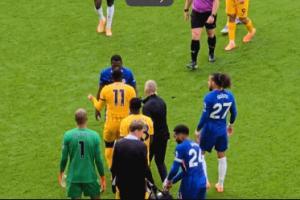 怒了！兩隊(duì)發(fā)生口角后范赫克抓住凱塞多手臂，凱塞多用力掙脫