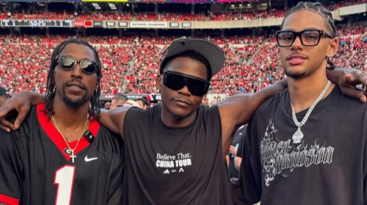 華子重返母?？辞?還不忘穿“China Tour”特制T恤