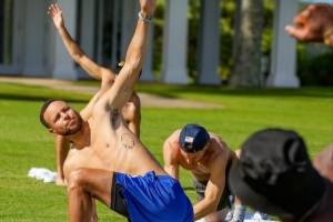 訓(xùn)練師：庫里力量的增長對適應(yīng)艱苦的比賽有幫助 老詹也很懂這點(diǎn)