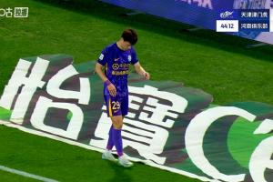 拉傷無法堅持，巴頓上半場尾聲傷退，一瘸一拐走下場