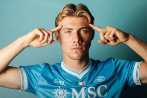 那不勒斯公布客戰(zhàn)AC米蘭海報，狀態(tài)回暖的霍伊倫單人入鏡