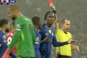 太倒霉了??查洛巴為隊友補鍋染紅，上輪桑切斯染紅后死亡凝視