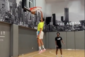 實(shí)戰(zhàn)干貨來了！訓(xùn)練師曬克萊訓(xùn)練：扣籃熱身后各種三分投射美如畫