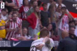 馬斯坦托諾最后時(shí)刻被球砸，隨后大腳把球踢上看臺(tái)險(xiǎn)些擊中小球迷