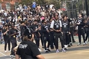 很街頭！籃網(wǎng)把訓(xùn)練&搬到了街頭公園 吸引大量球迷圍觀