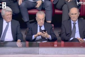 被轟入5球！弗洛倫蒂諾場(chǎng)邊看手機(jī)，哨響后面無(wú)表情同旁人握手