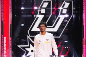 楊毅：我和周琦探討過(guò) 若中國(guó)有文班基本在12、15歲之后就消失了