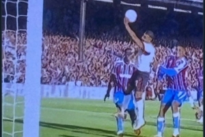 水晶宮后衛(wèi)理查茲轉發(fā)薩拉赫手球照片：我就知道這不是我的幻覺