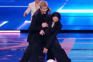 郭艾倫與王思雨臺上比賽 艾倫為了搶球一把推開了思雨