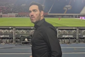 少打一人補時連進兩球絕平，亞泰主帥蘇亞雷斯農夫三拳慶祝