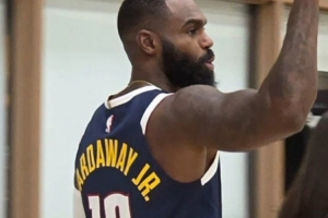 當年他爹在掘金也穿10號！小哈達威神穿10號球衣亮相掘金媒體日