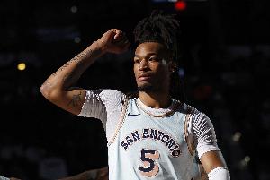 卡斯?fàn)枺何覀兊姆朗貪摿α钊宋窇?有出色的身高臂展和防守智商