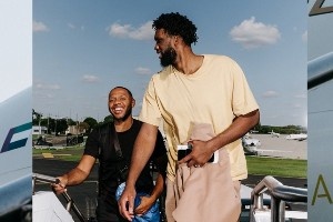 出發(fā)！76人曬球員登機照 啟程阿布扎比備戰(zhàn)季前賽