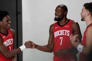 致敬青春與傳奇！KD慶生曬與科比威少珍貴同框 新火箭三叉戟亮相